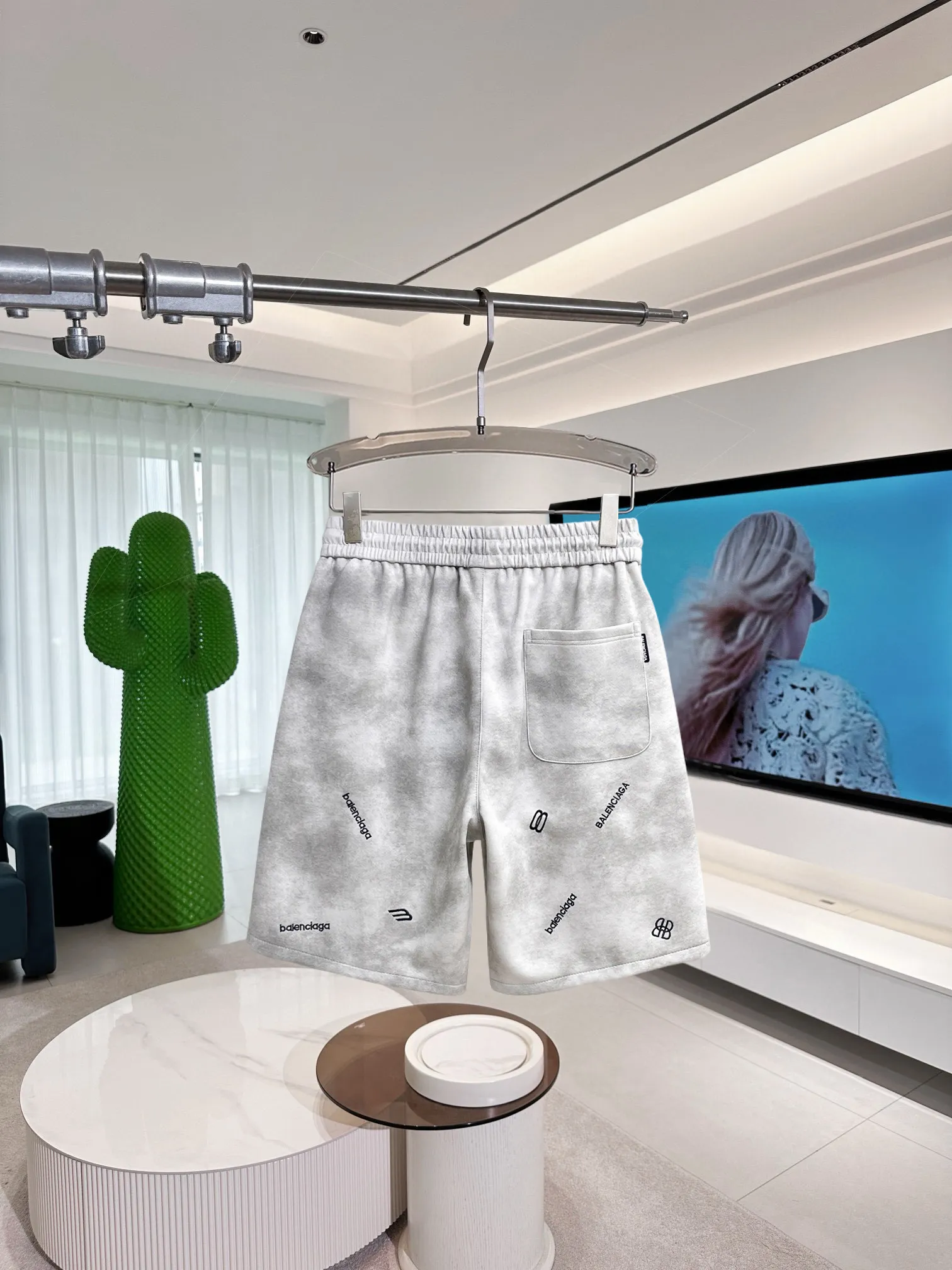 Balenciaga's three-standard complete 2026 summer New Arrival men's casual shorts, advanced custom-made Breathable fabric, Breathable fabric, extremely stretchy and comfortable, impeccable details, top-grade accessories, original logo design concept, delicate and soft feel! The upper body fit is awesome! Size: M-XXXL Please state your height and weight when ordering